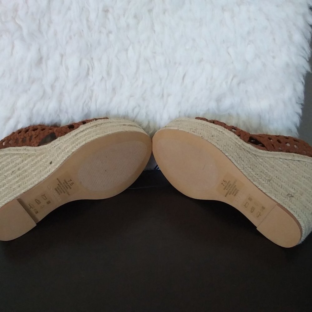Express Brown and Cream Wedge Sandals Size 7.5 - Picture 4 of 7